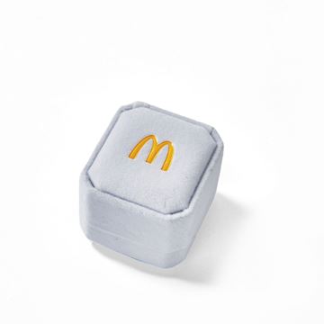 Picture of Arches Lapel Pin Gift Box